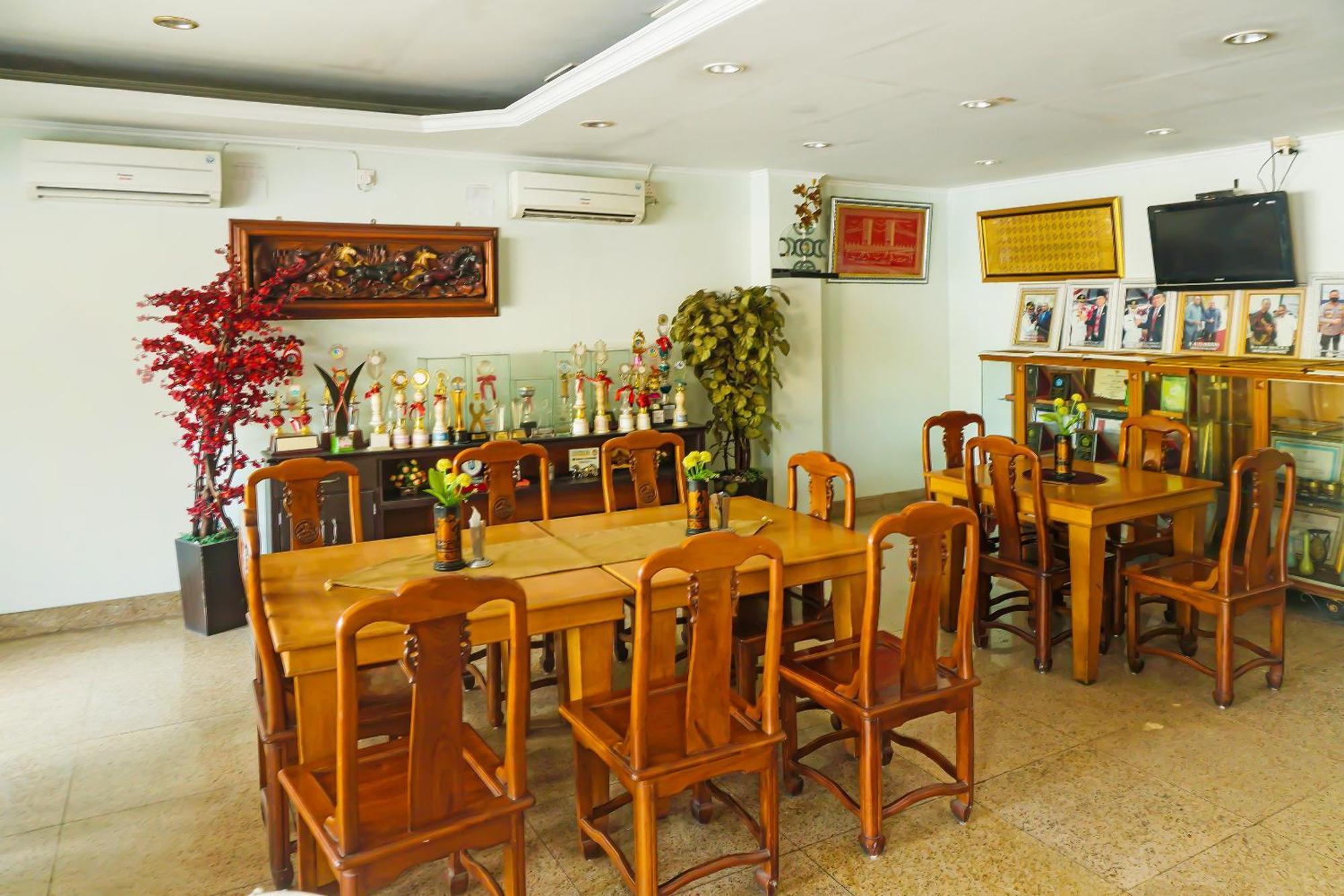 Super Oyo Collection O 92690 Hotel Limas Palembang Exterior photo